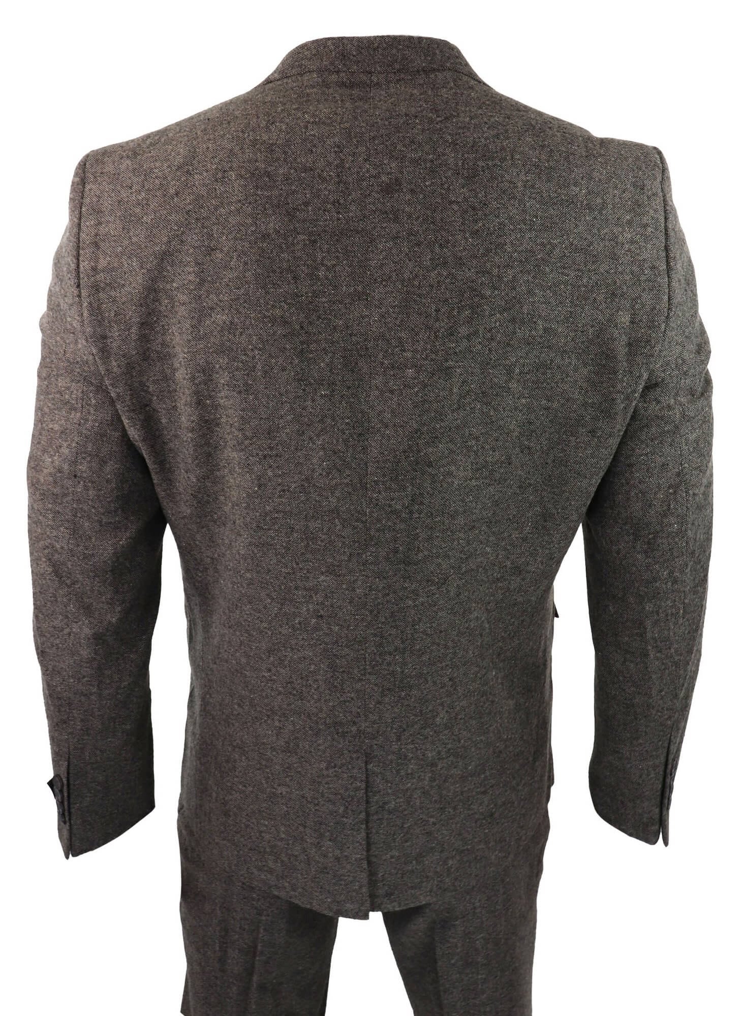 Traje de tres piezas para hombre en color marrón roble con chaleco cruzado.