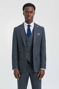 Traje de hombre de 3 piezas azul marino con chaleco cruzado.