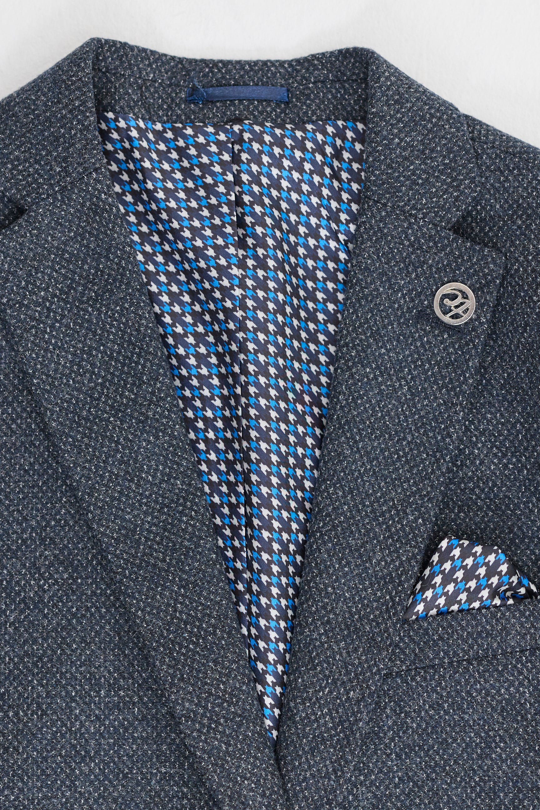 Traje de hombre de 3 piezas azul marino con chaleco cruzado.