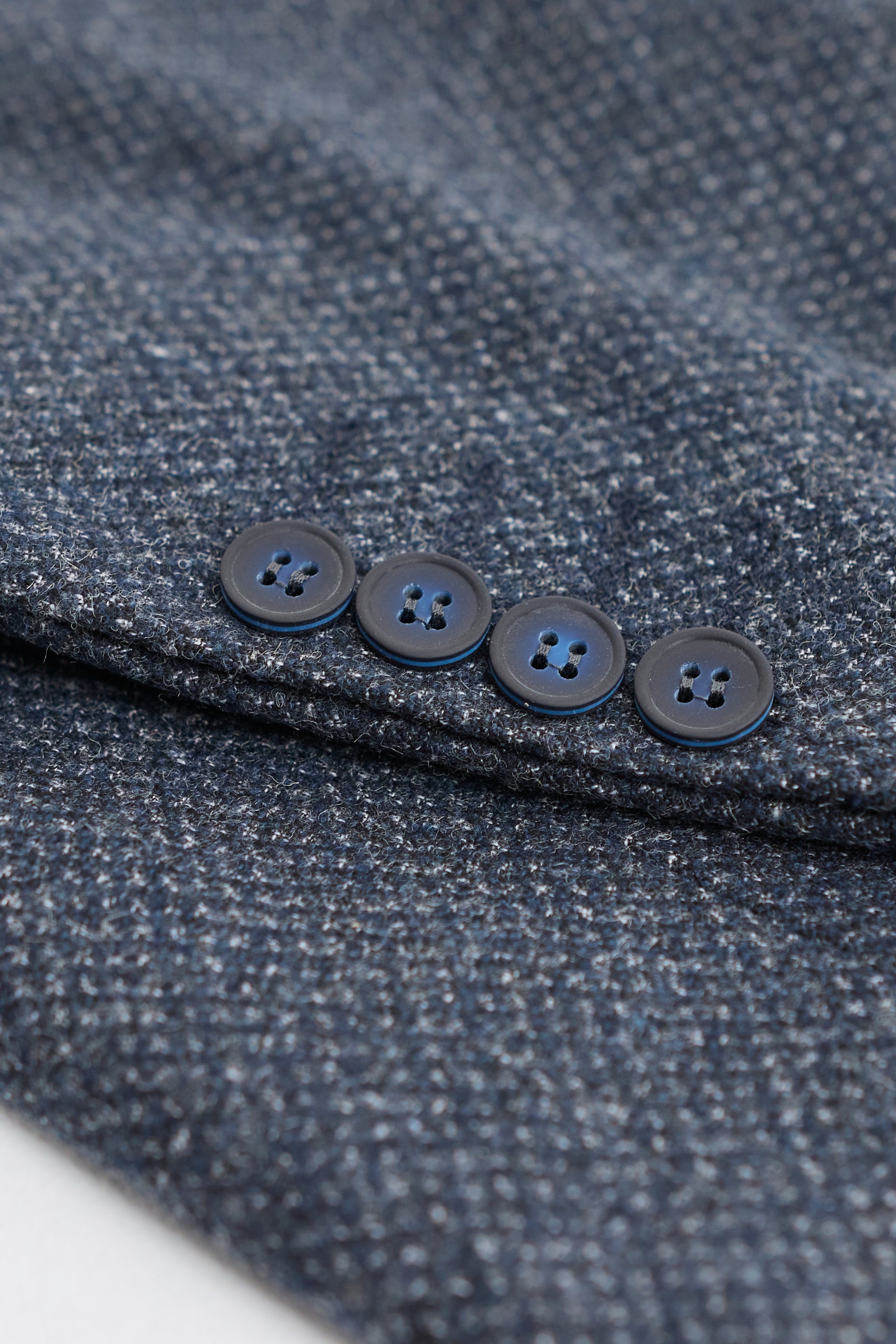 Traje de hombre de 3 piezas azul marino con chaleco cruzado.