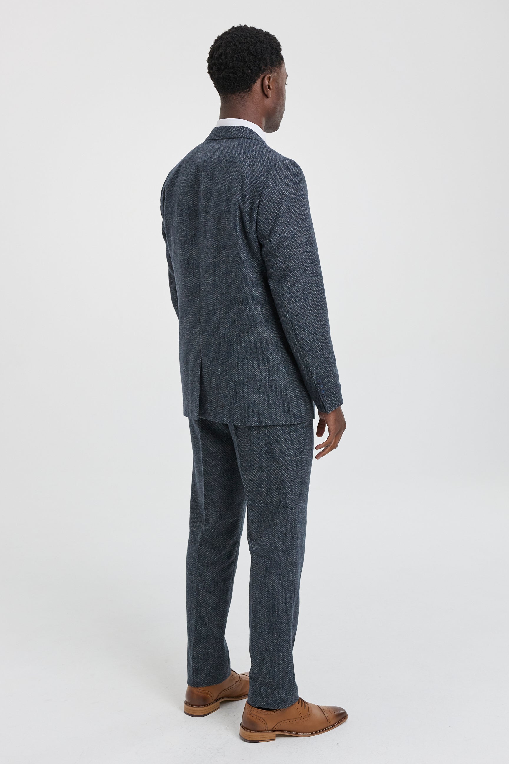 Traje de hombre de 3 piezas azul marino con chaleco cruzado.
