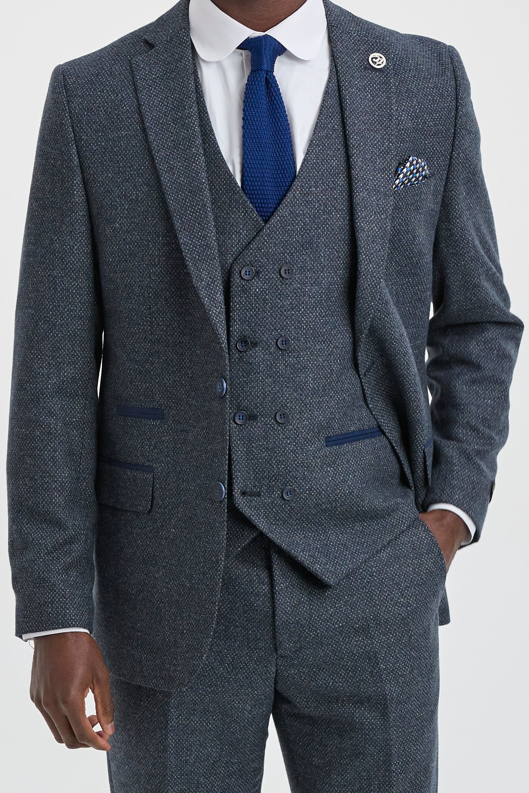 Traje de hombre de 3 piezas azul marino con chaleco cruzado.