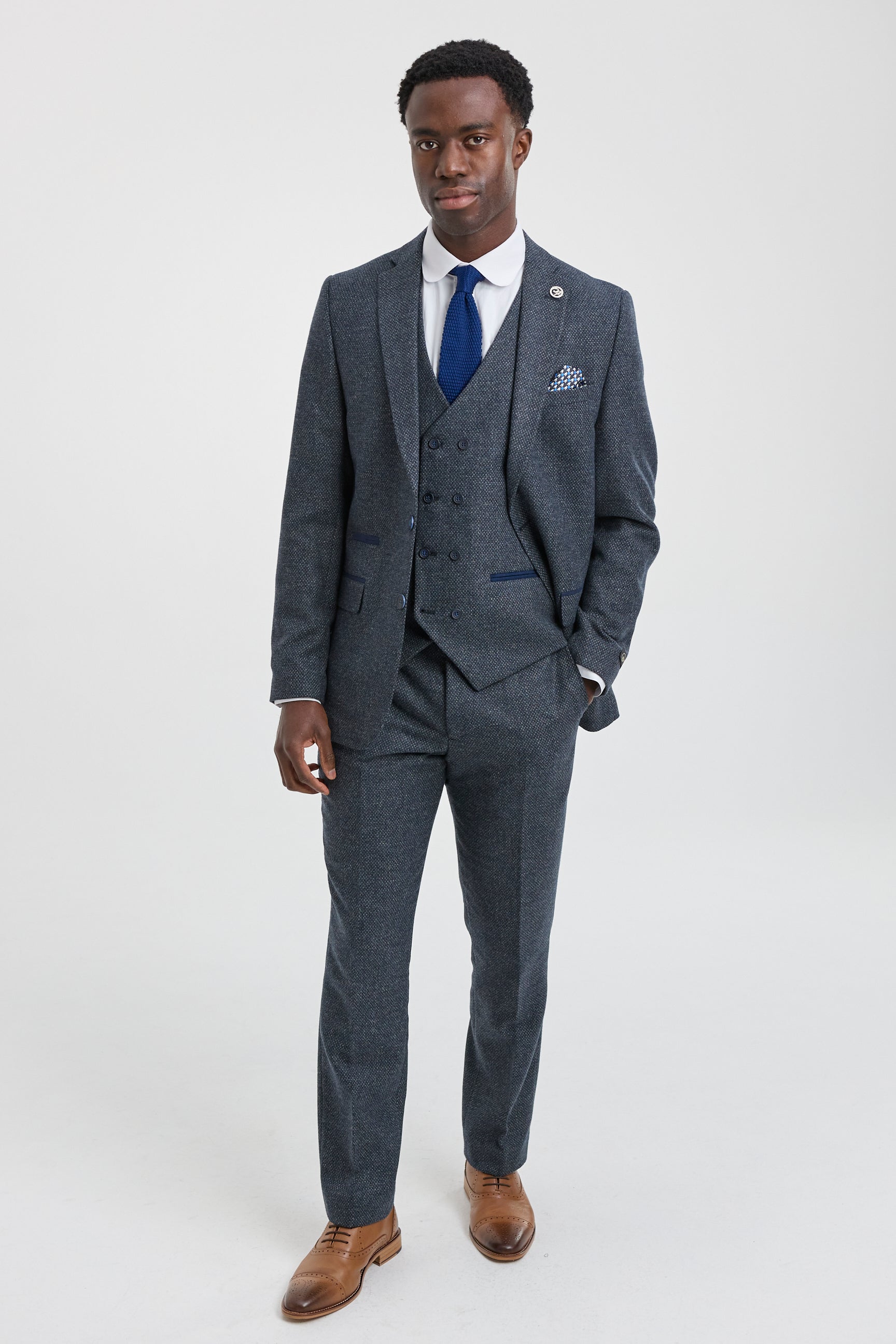 Traje de hombre de 3 piezas azul marino con chaleco cruzado.