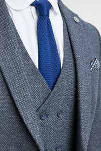 Traje de hombre de 3 piezas azul marino con chaleco cruzado.