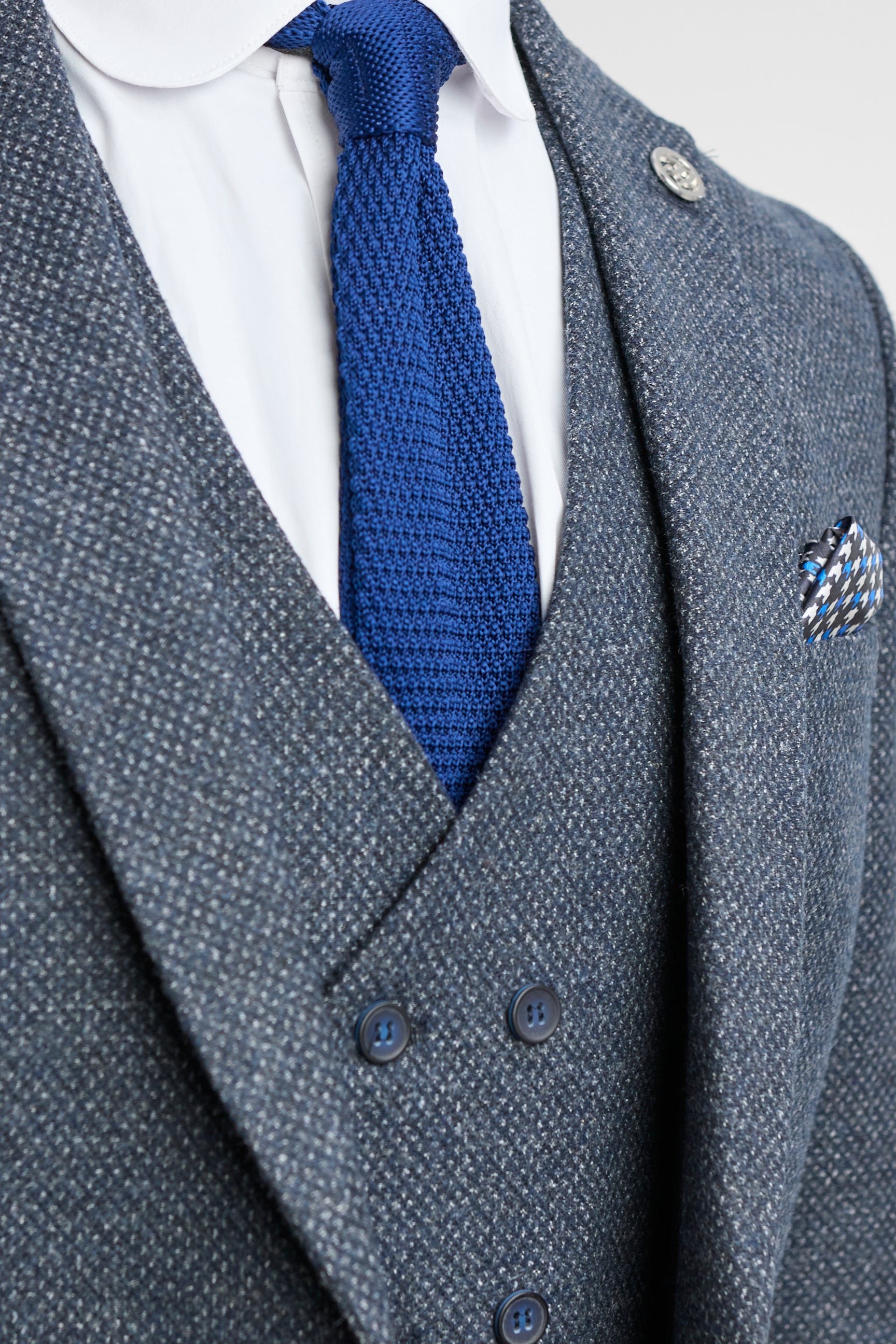 Traje de hombre de 3 piezas azul marino con chaleco cruzado.