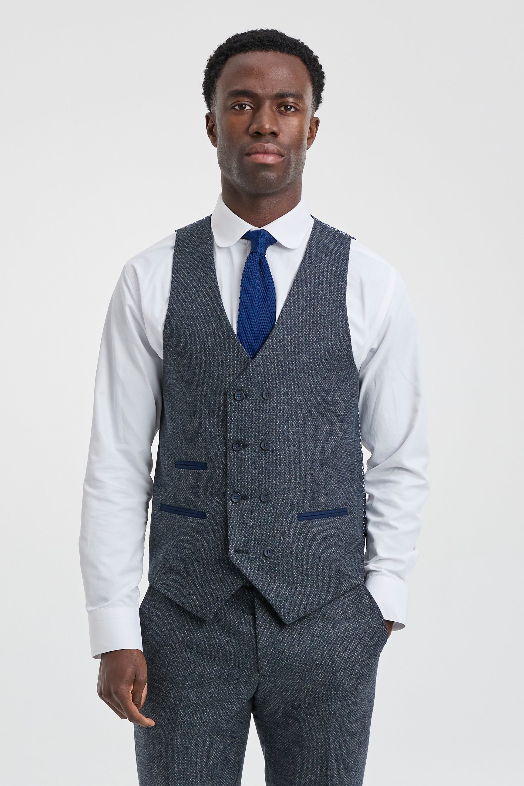 Traje de hombre de 3 piezas azul marino con chaleco cruzado.