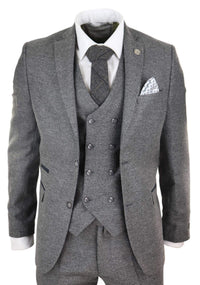 Traje gris de tres piezas para hombre con chaleco cruzado.