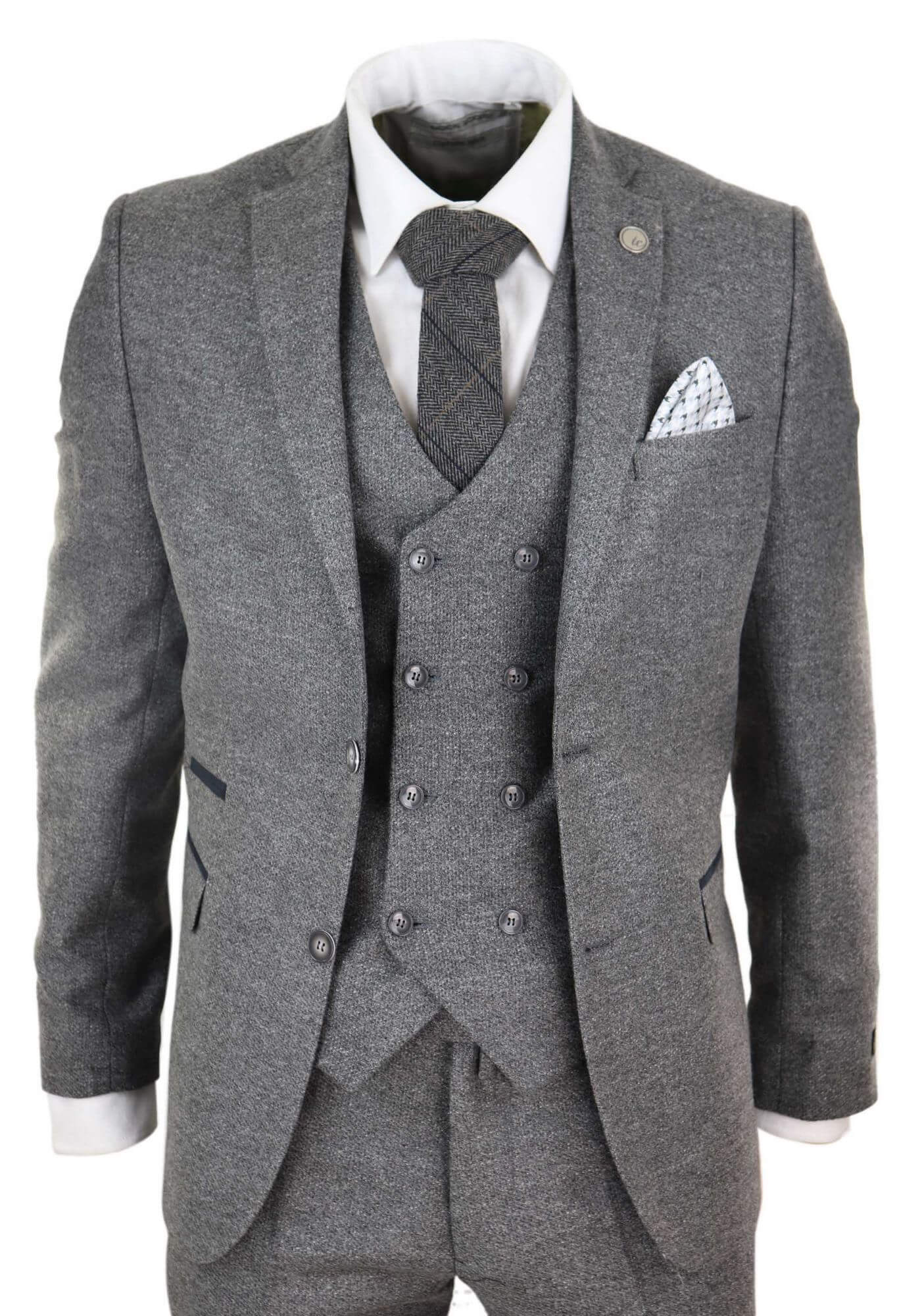 Traje gris de tres piezas para hombre con chaleco cruzado.
