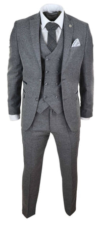 Traje gris de tres piezas para hombre con chaleco cruzado.