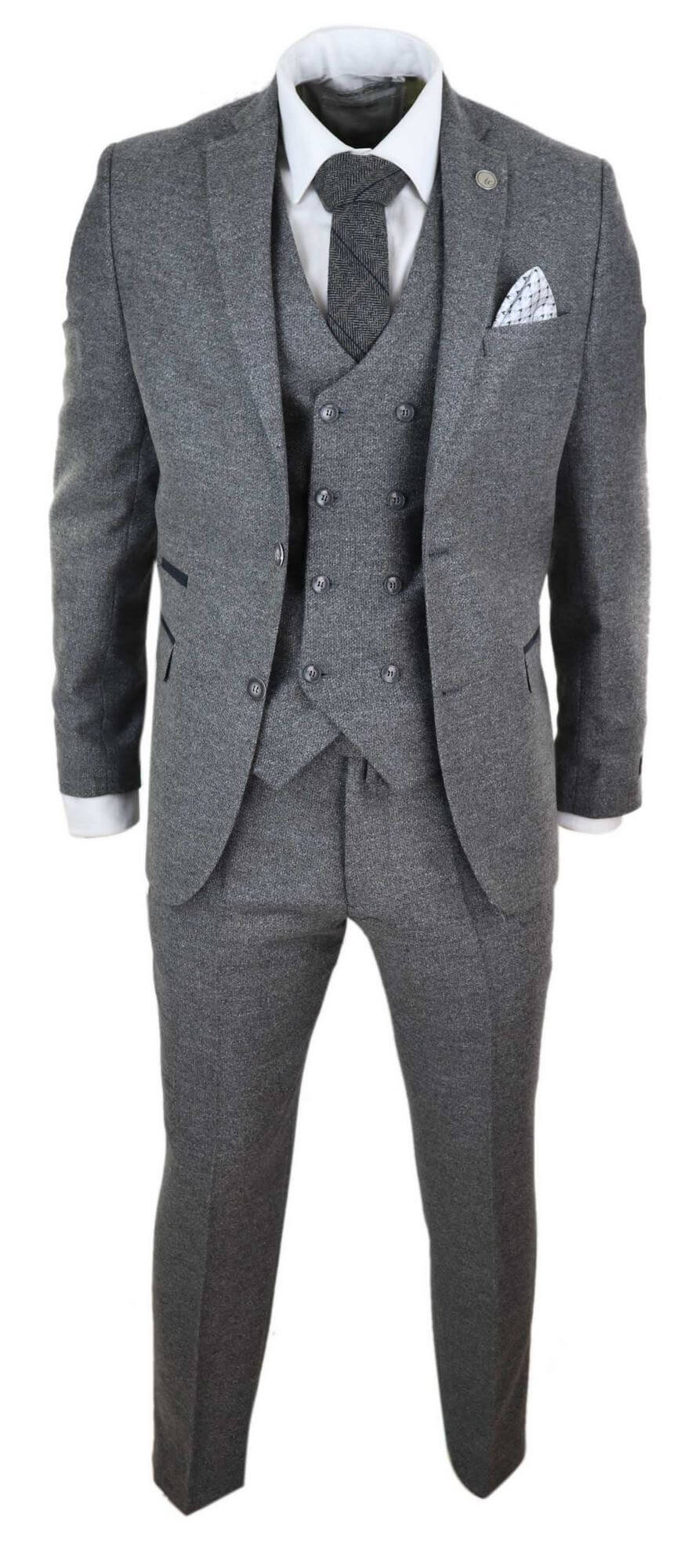 Traje gris de tres piezas para hombre con chaleco cruzado.