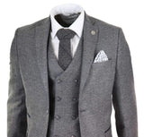 Traje gris de tres piezas para hombre con chaleco cruzado.