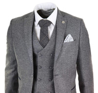 Traje gris de tres piezas para hombre con chaleco cruzado.
