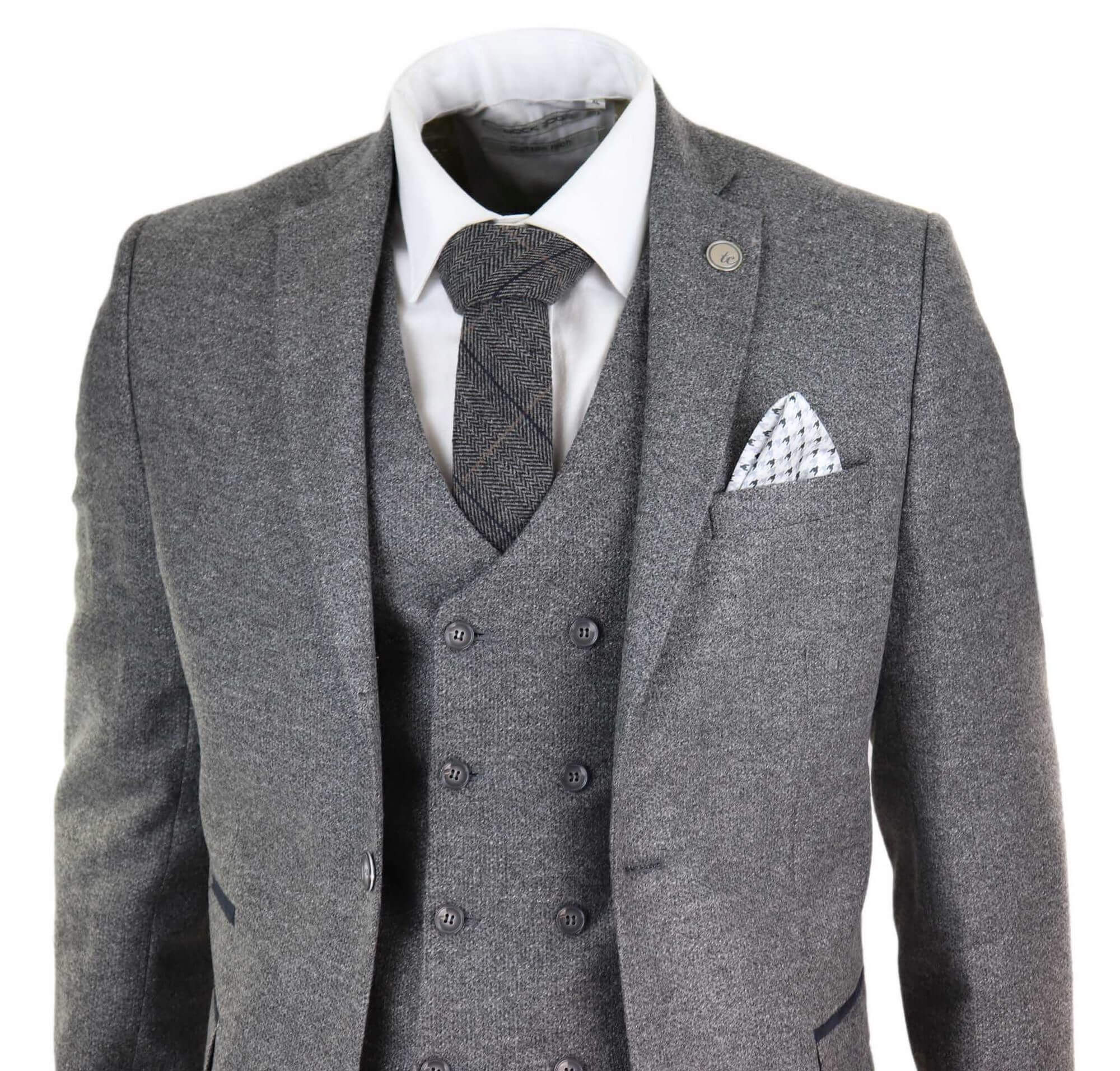 Traje gris de tres piezas para hombre con chaleco cruzado.