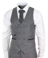 Traje gris de tres piezas para hombre con chaleco cruzado.