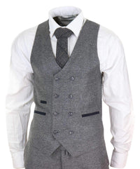 Traje gris de tres piezas para hombre con chaleco cruzado.