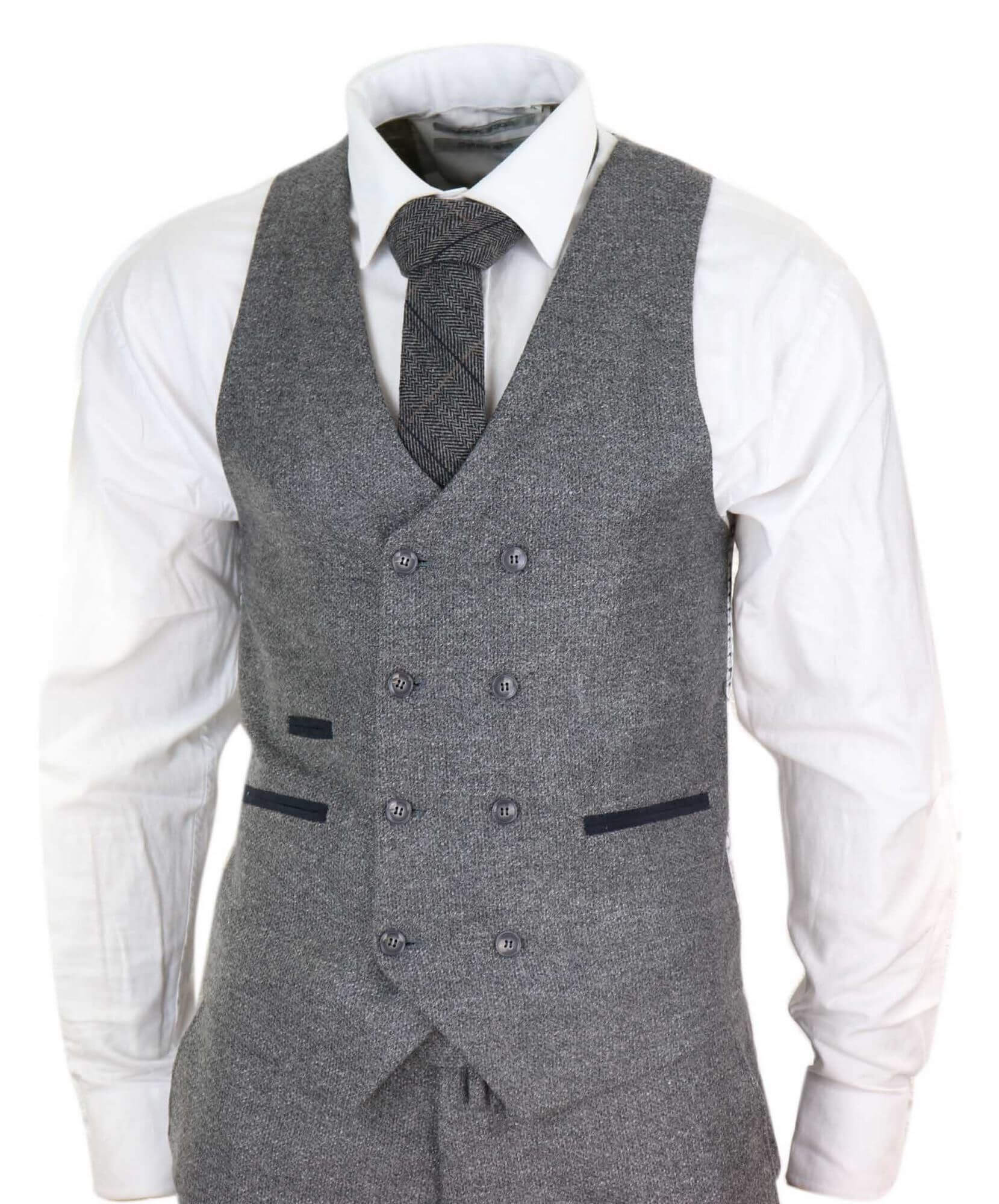 Traje gris de tres piezas para hombre con chaleco cruzado.