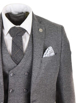 Traje gris de tres piezas para hombre con chaleco cruzado.