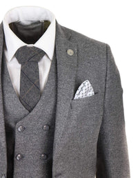 Traje gris de tres piezas para hombre con chaleco cruzado.