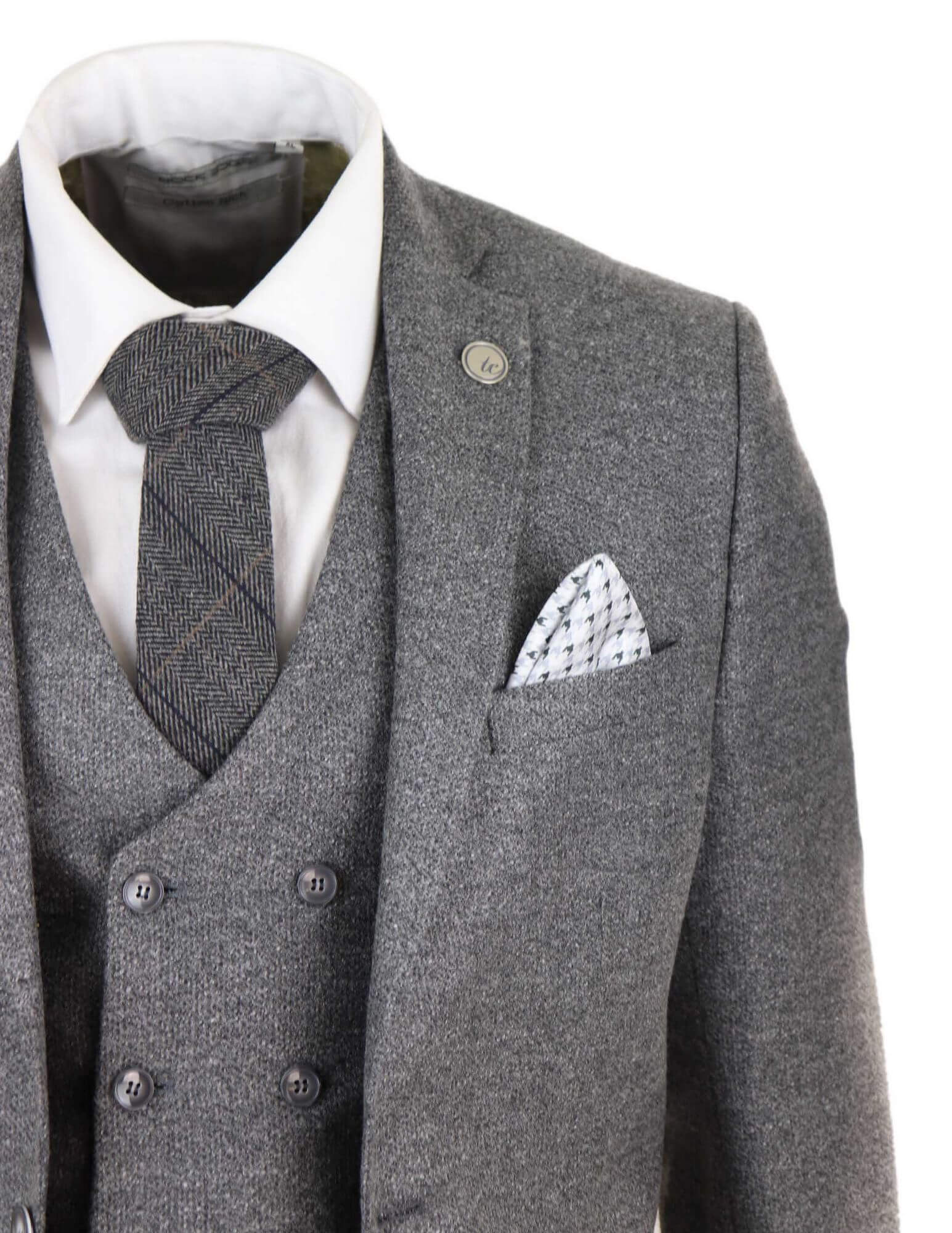 Traje gris de tres piezas para hombre con chaleco cruzado.