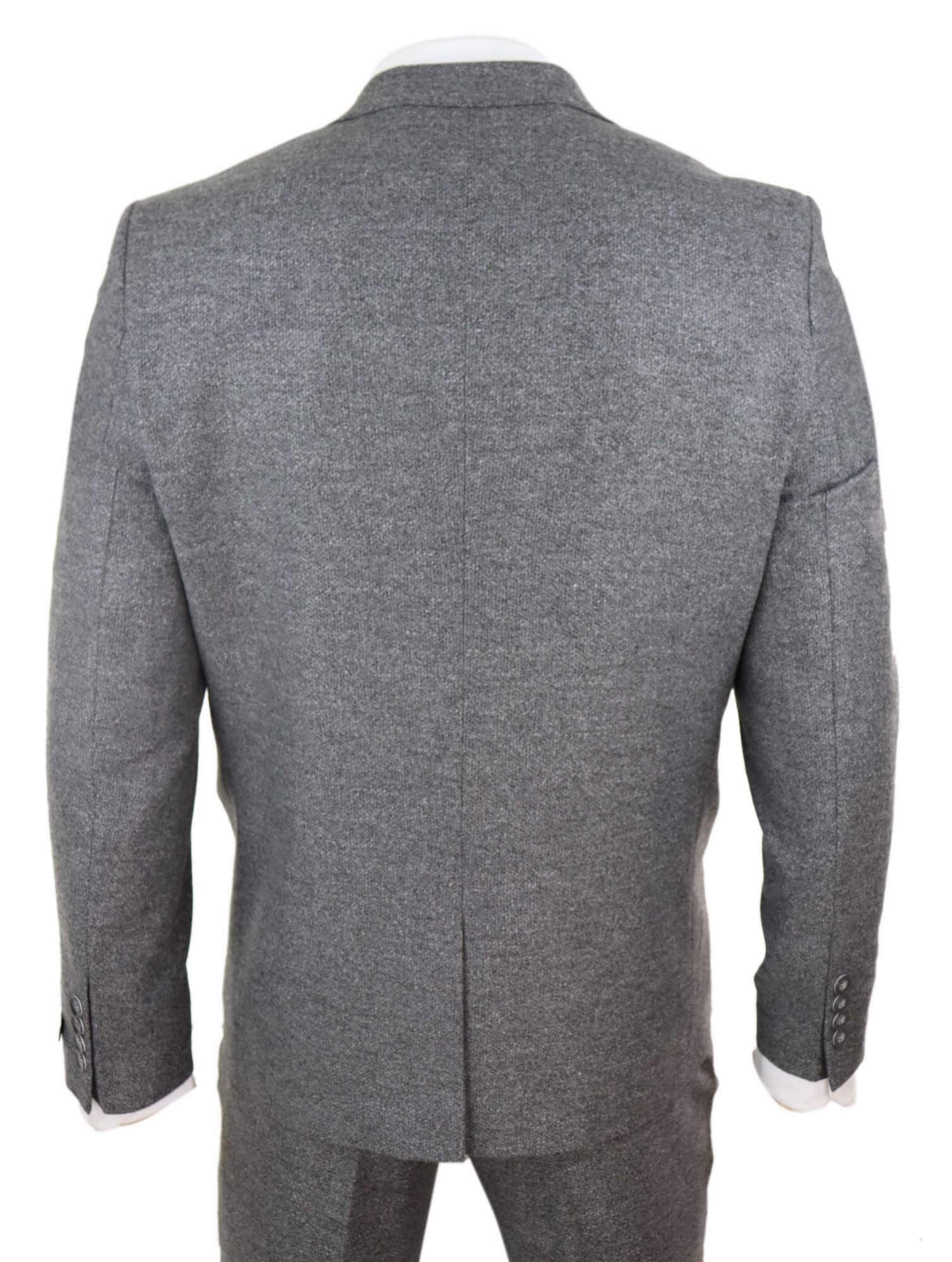 Traje gris de tres piezas para hombre con chaleco cruzado.