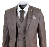 Traje de hombre de tres piezas a rayas color beige