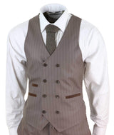 Traje de hombre de tres piezas a rayas color beige