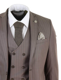 Traje de hombre de tres piezas a rayas color beige