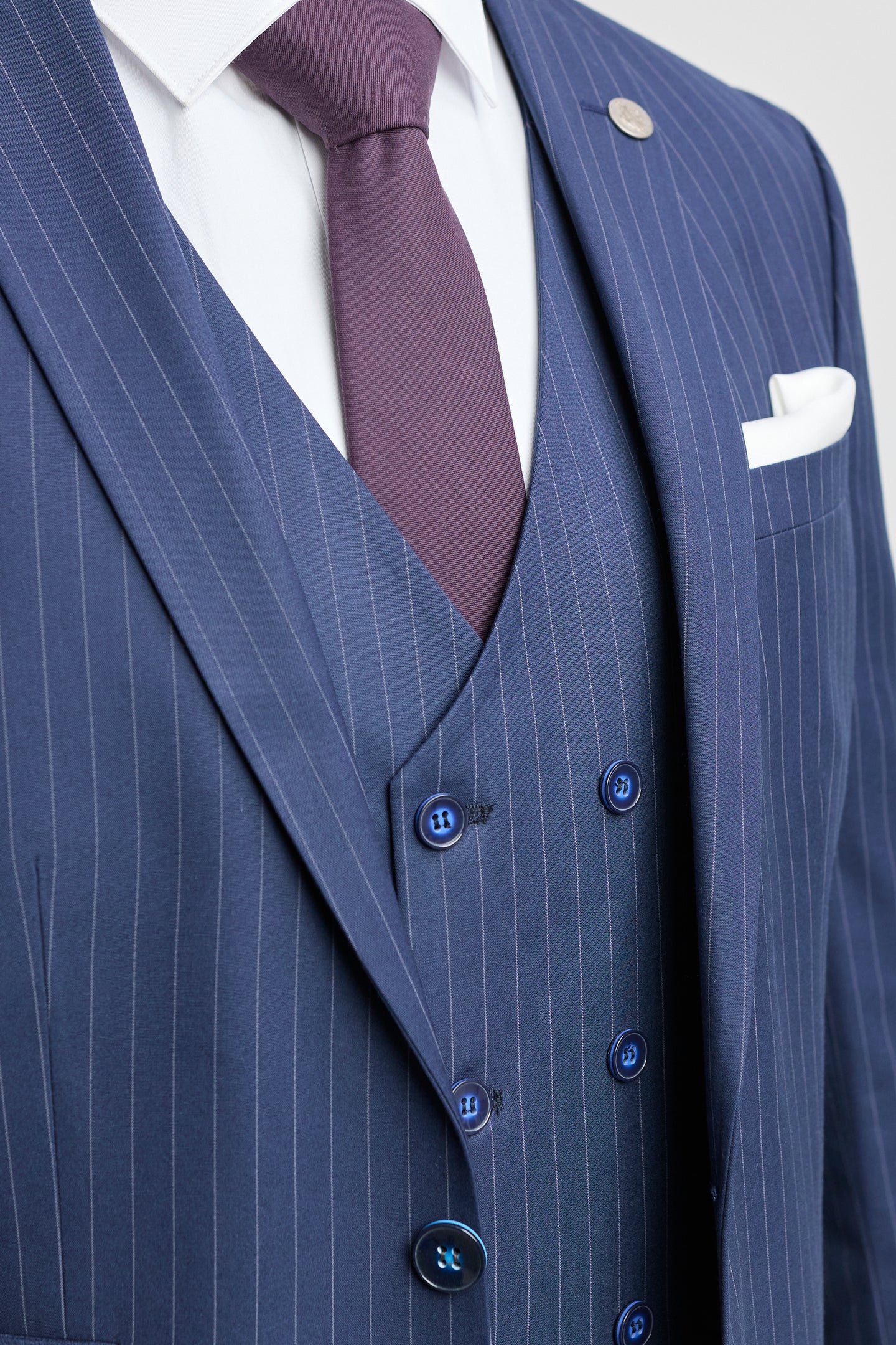 Traje de hombre de tres piezas a rayas azul marino
