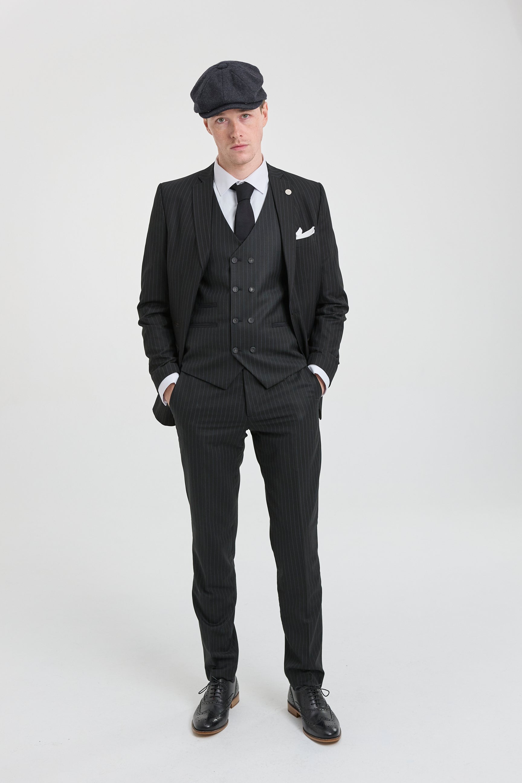 Traje de tres piezas negro a rayas para hombre