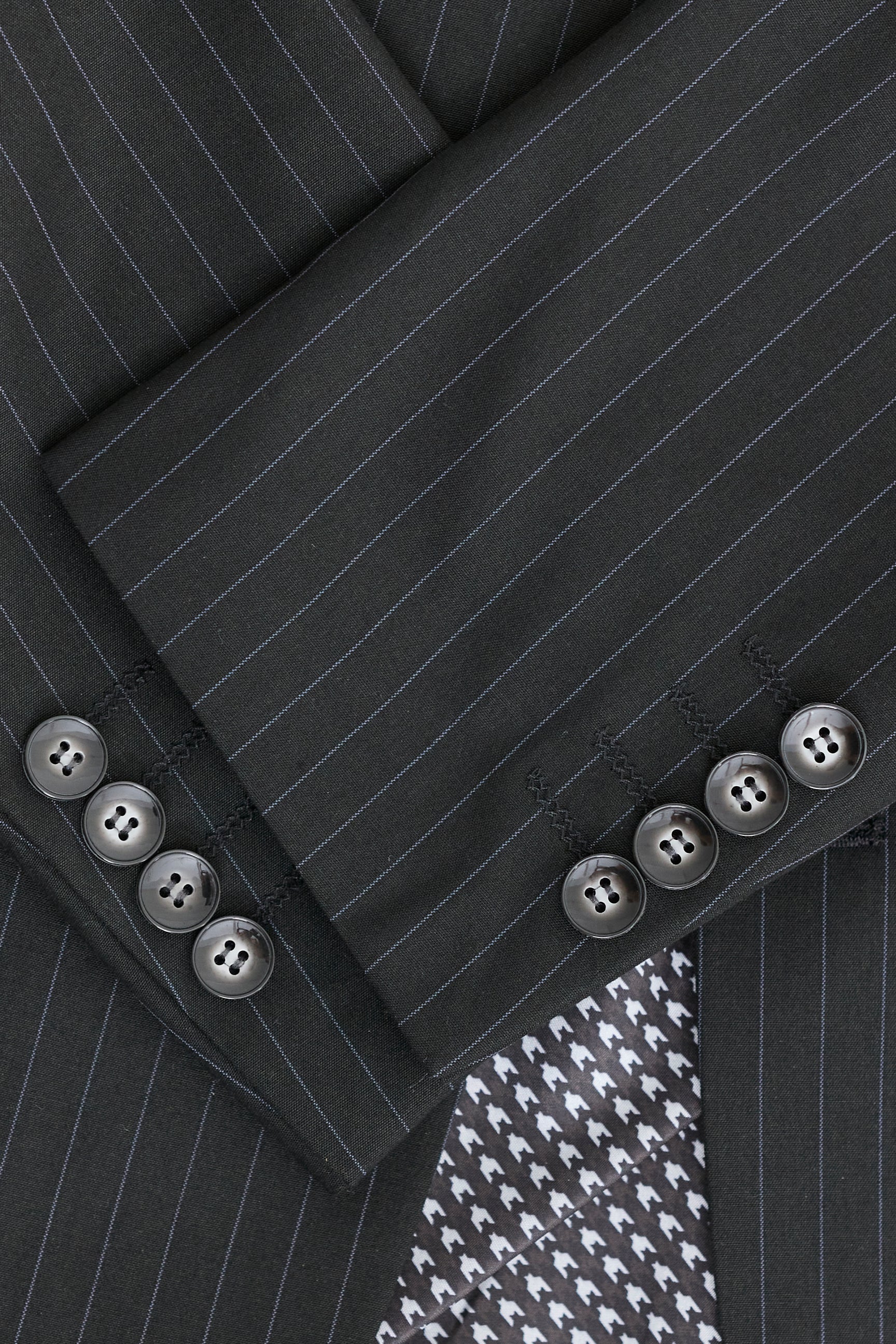 Traje de tres piezas negro a rayas para hombre
