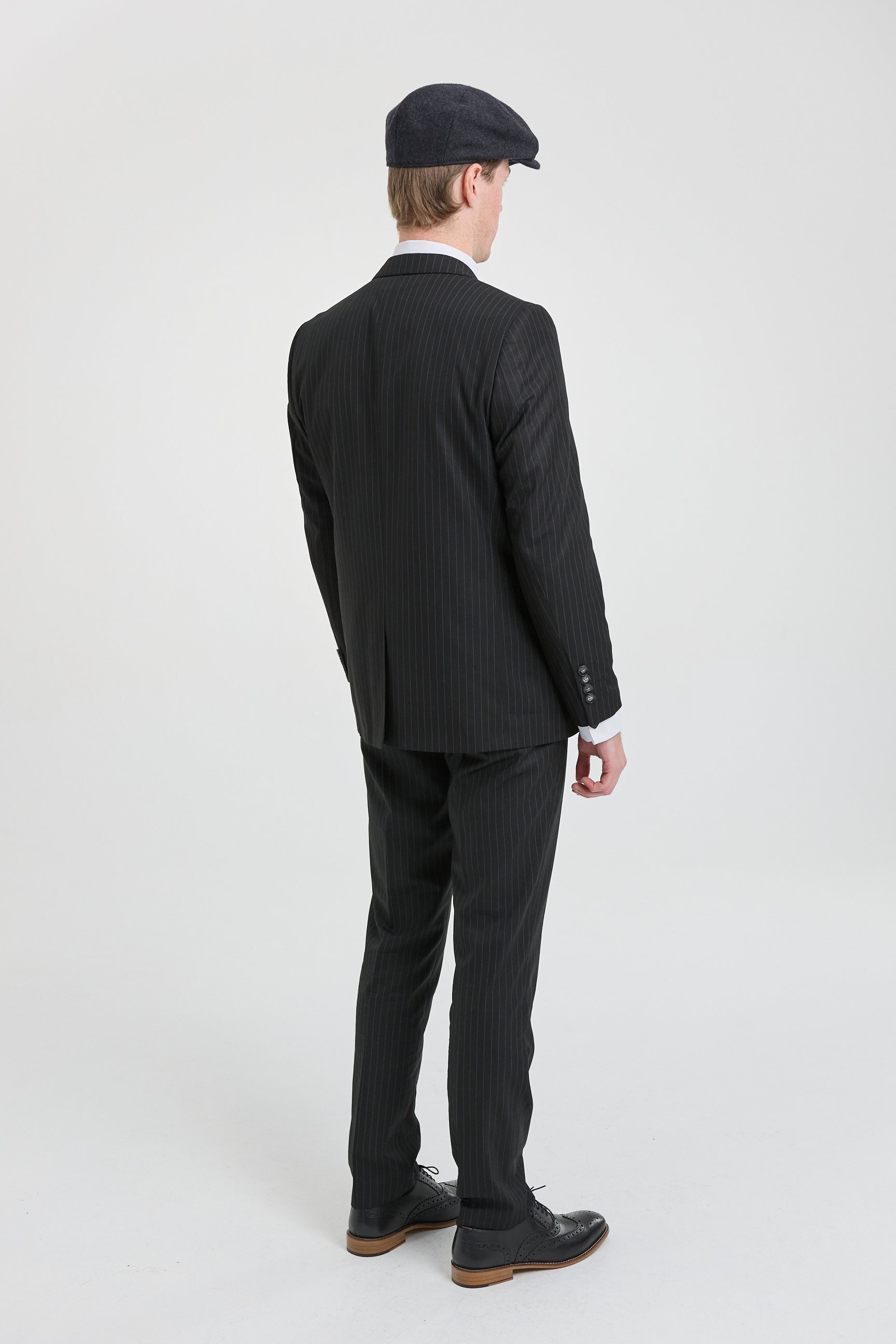 Traje de tres piezas negro a rayas para hombre