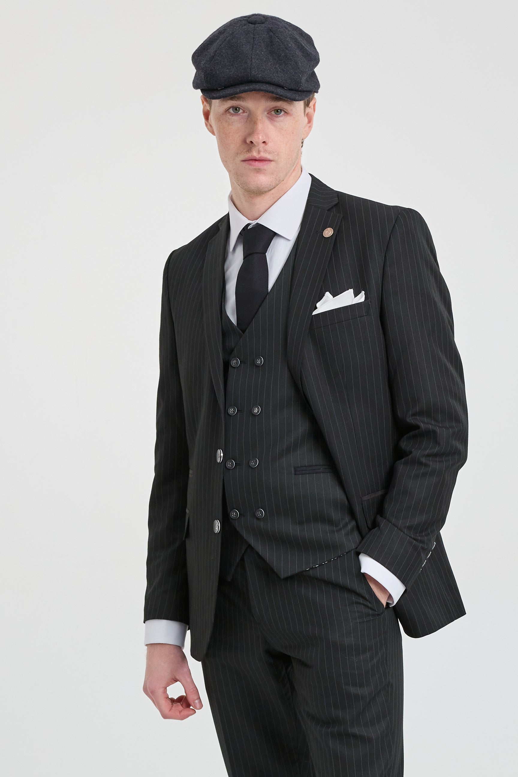 Traje de tres piezas negro a rayas para hombre