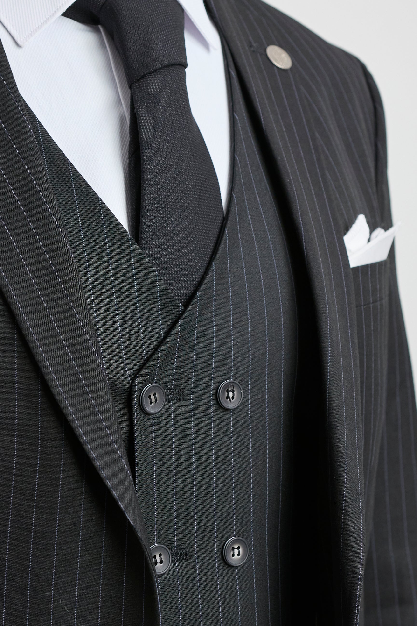 Traje de tres piezas negro a rayas para hombre