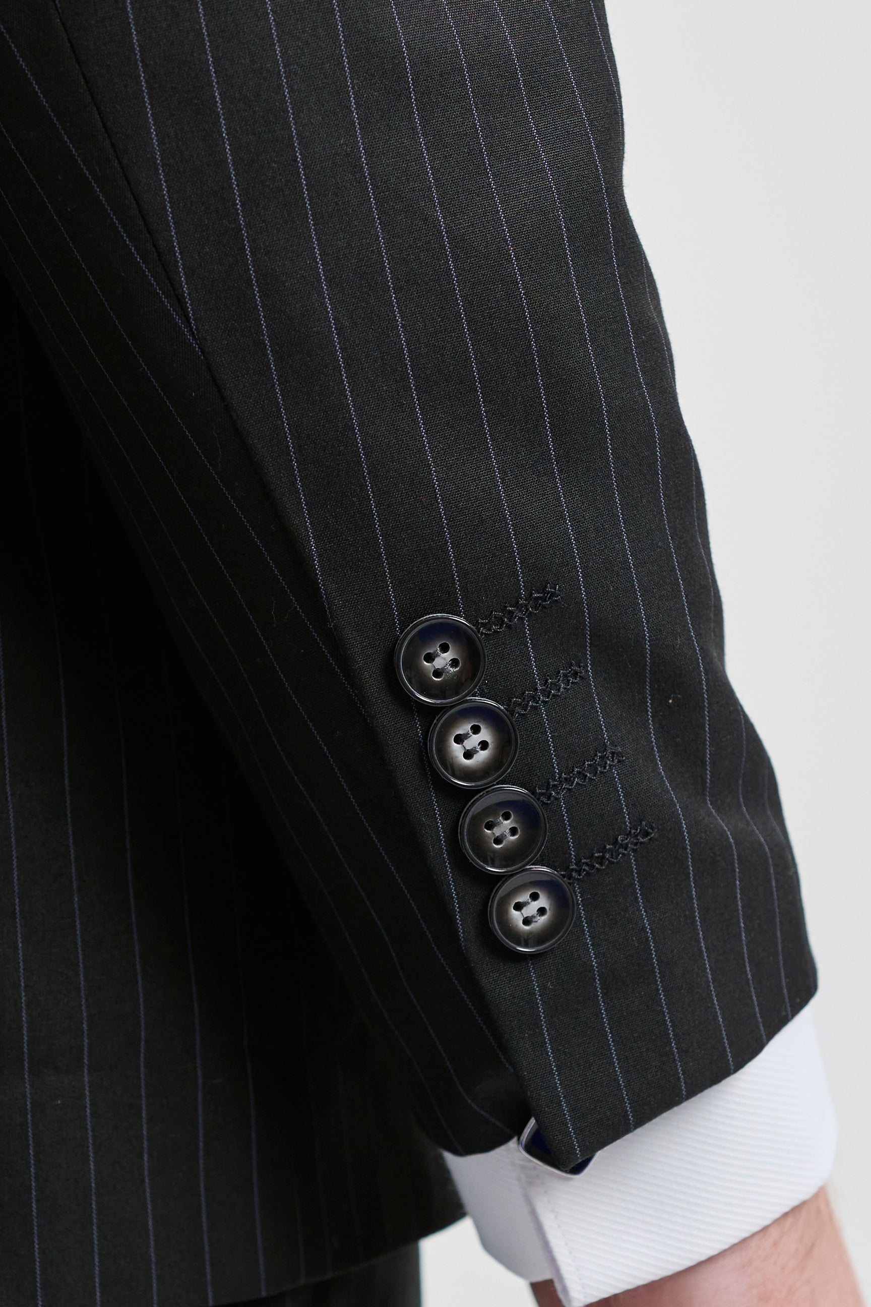 Traje de tres piezas negro a rayas para hombre