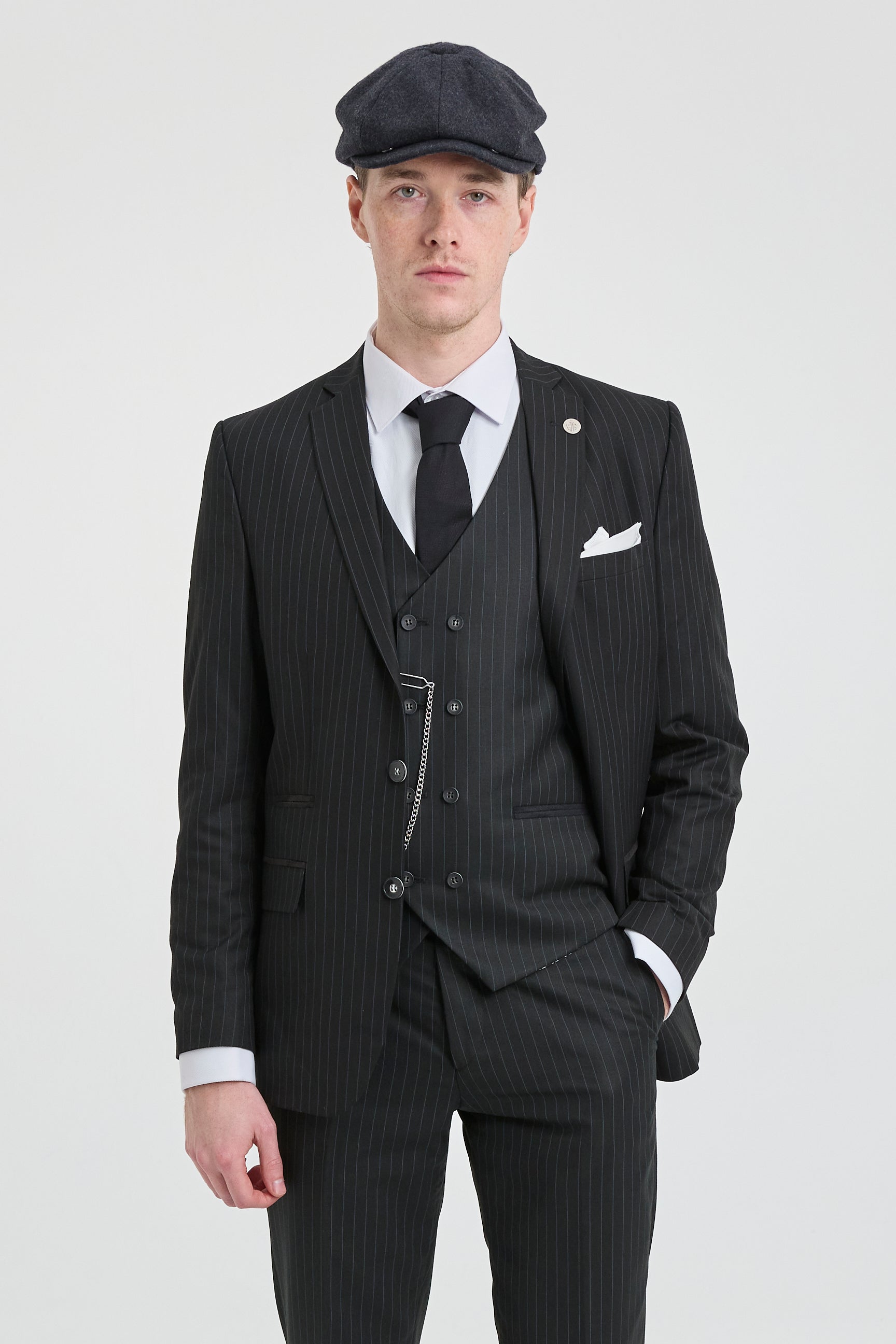 Traje de tres piezas negro a rayas para hombre