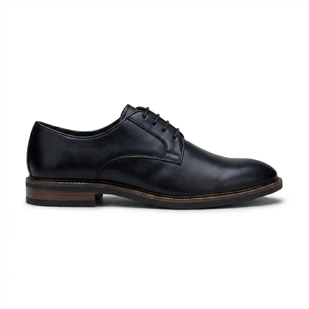 Zapatos Derby de hombre de piel negra con puntera lisa y cordones, marca Tanner.