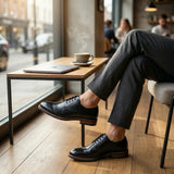 Zapatos Derby de hombre de piel negra con puntera lisa y cordones, marca Tanner.