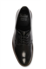Zapatos Derby de hombre de piel negra con puntera lisa y cordones, marca Tanner.