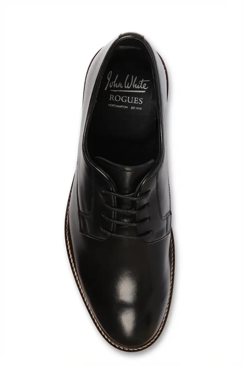 Zapatos Derby de hombre de piel negra con puntera lisa y cordones, marca Tanner.