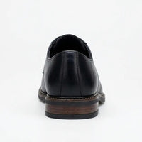 Zapatos Derby de hombre de piel negra con puntera lisa y cordones, marca Tanner.