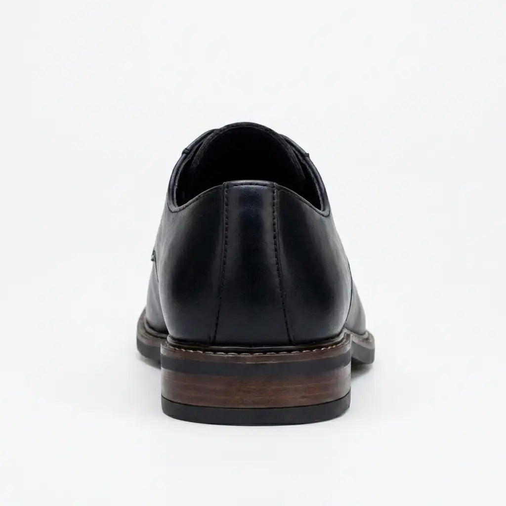 Zapatos Derby de hombre de piel negra con puntera lisa y cordones, marca Tanner.