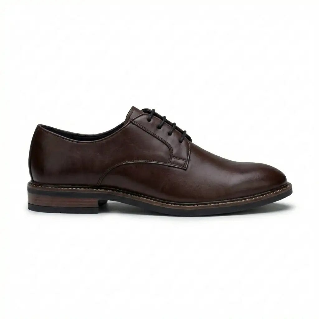 Zapatos Derby de hombre de piel marrón con puntera lisa y cordones, marca Tanner.