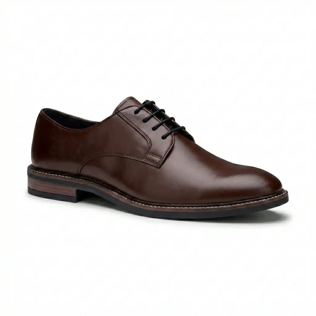 Zapatos Derby de hombre de piel marrón con puntera lisa y cordones, marca Tanner.