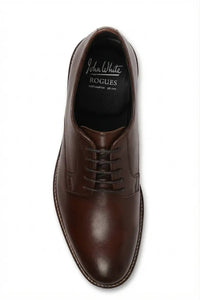 Zapatos Derby de hombre de piel marrón con puntera lisa y cordones, marca Tanner.