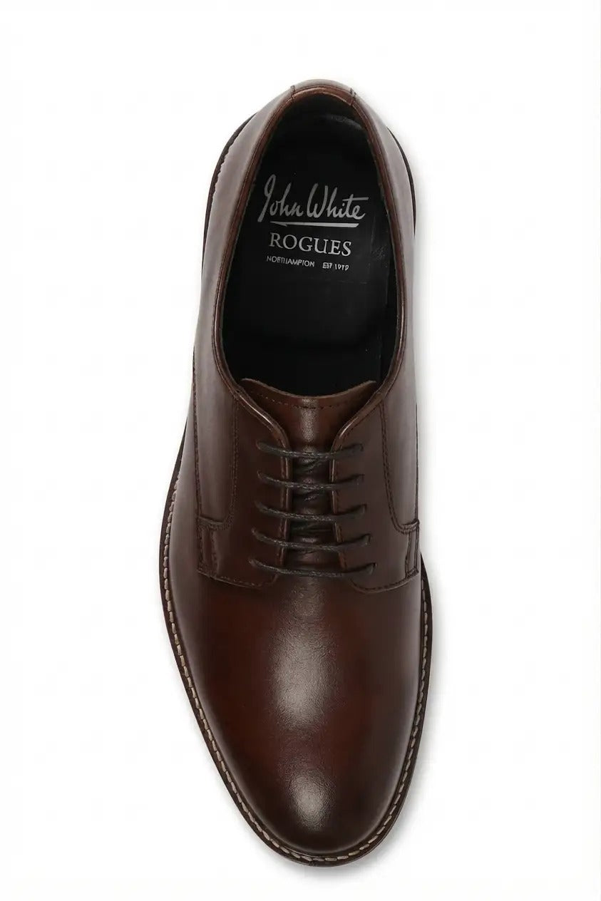 Zapatos Derby de hombre de piel marrón con puntera lisa y cordones, marca Tanner.