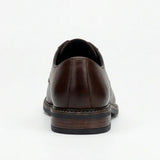 Zapatos Derby de hombre de piel marrón con puntera lisa y cordones, marca Tanner.