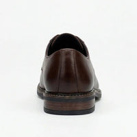 Zapatos Derby de hombre de piel marrón con puntera lisa y cordones, marca Tanner.
