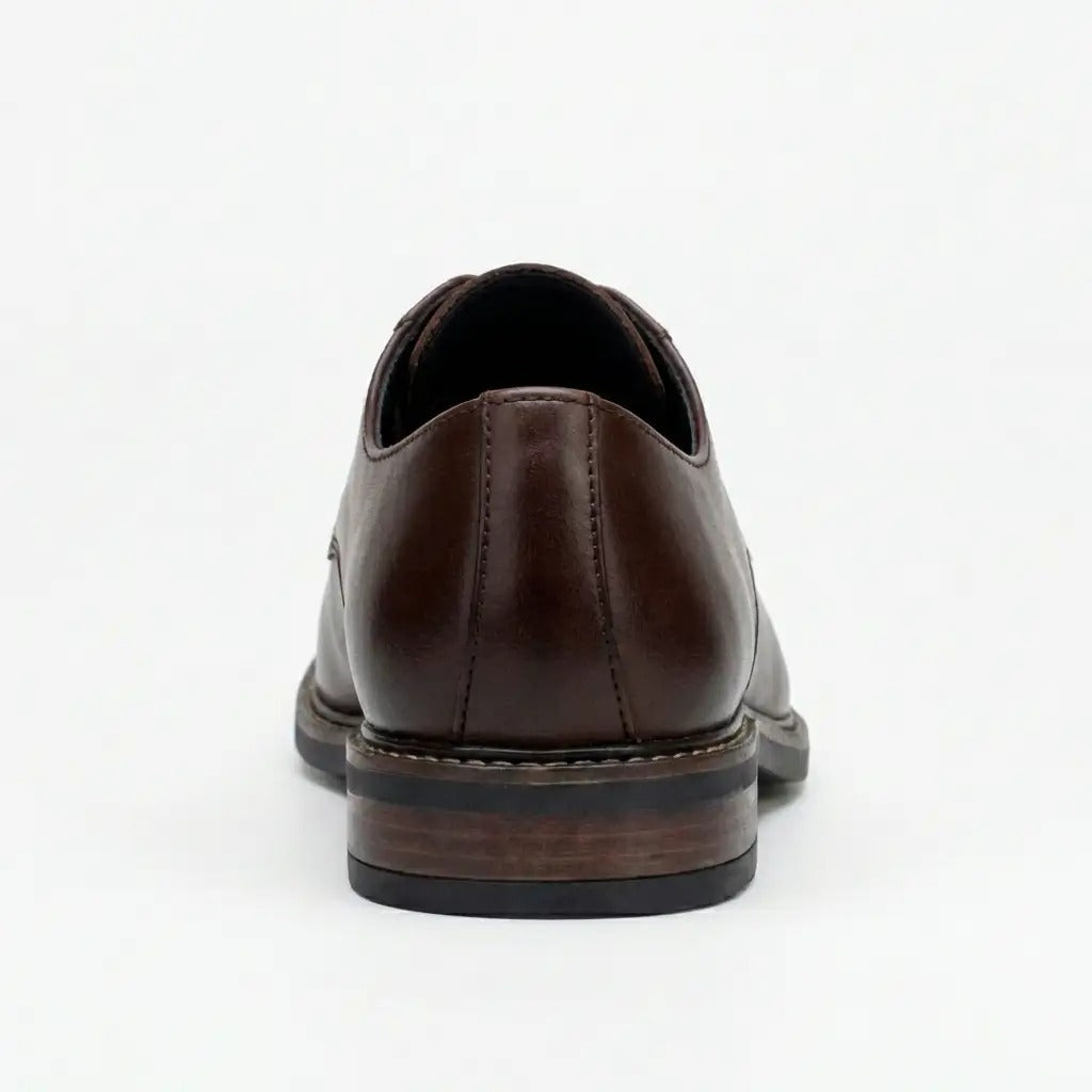 Zapatos Derby de hombre de piel marrón con puntera lisa y cordones, marca Tanner.
