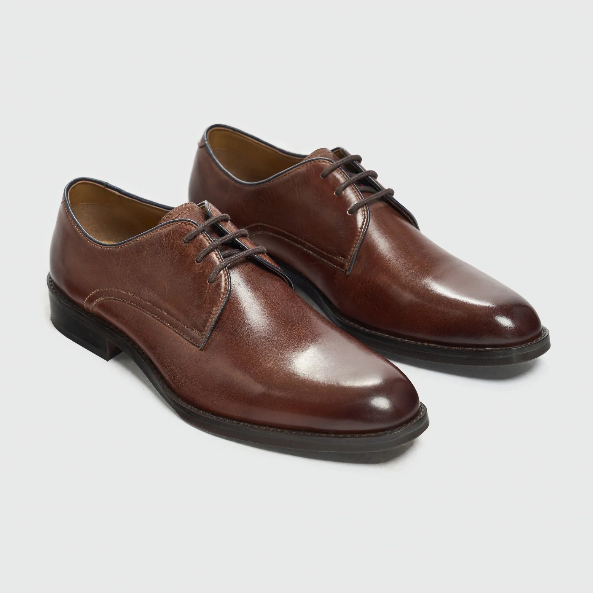 Zapatos Derby clásicos de cuero marrón con cordones para hombre de Taylor
