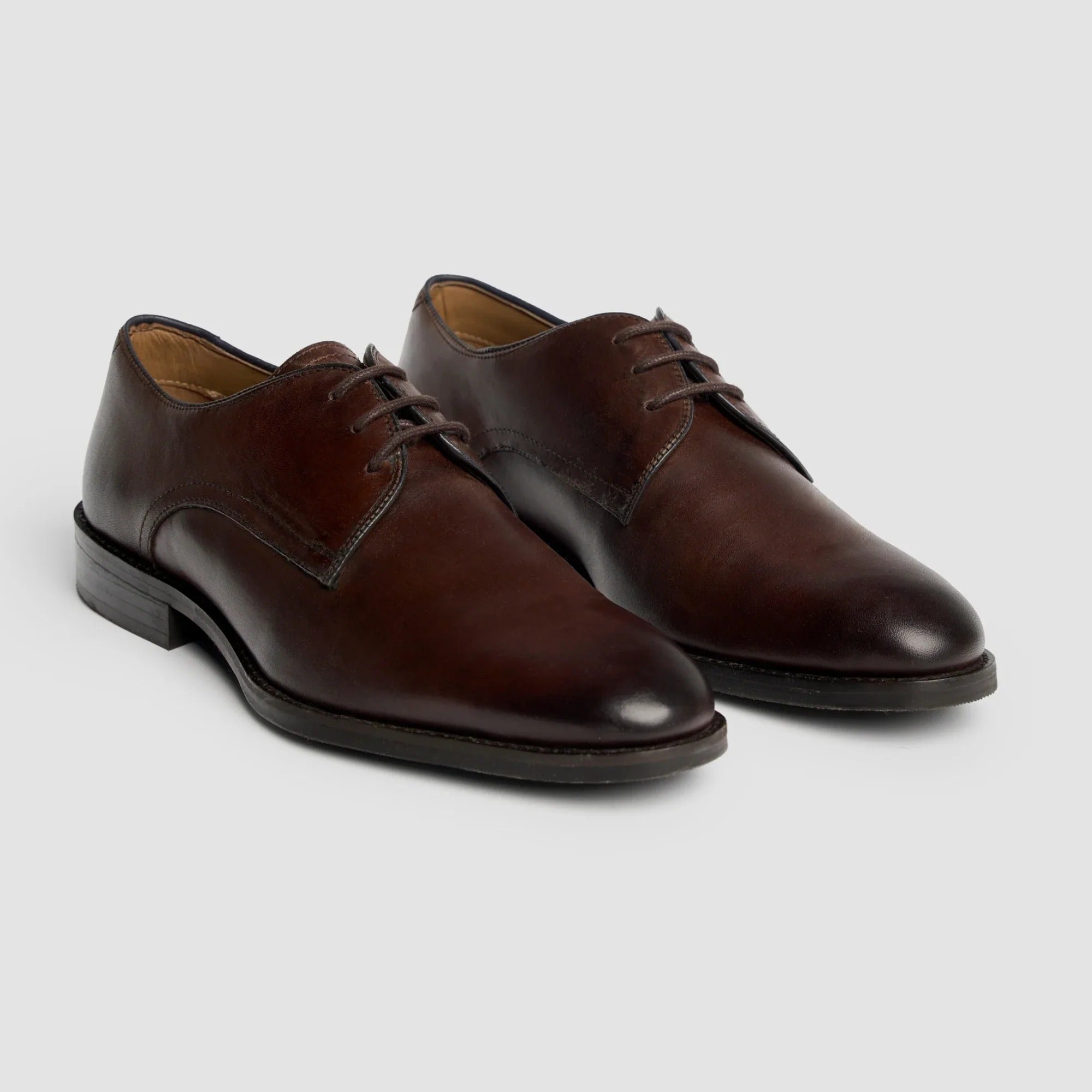 Zapatos Derby clásicos de cuero marrón chocolate para hombre de Taylor